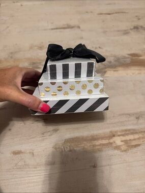 Tower of Notes with Black Ribbon - White, Black & Gold